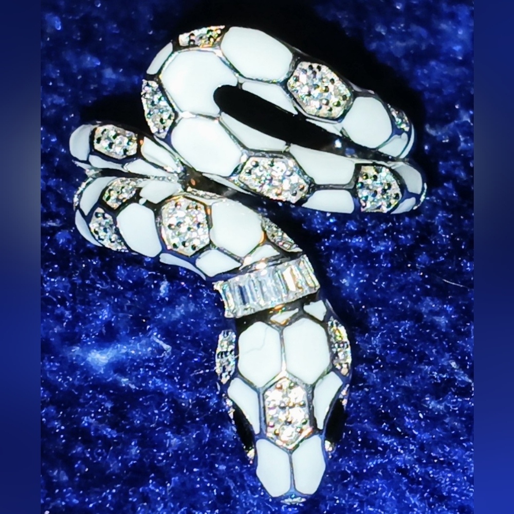 NWT Marla Jade White Serpent Ring Wrap Around. Size 8